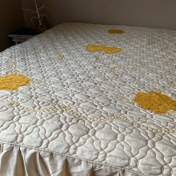 Vintage 1970s  Queen sized Bed topper quilt in neutral and mustard yellow - Picture 6 of 6